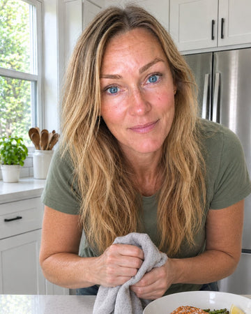 Lauren, AI-generated host